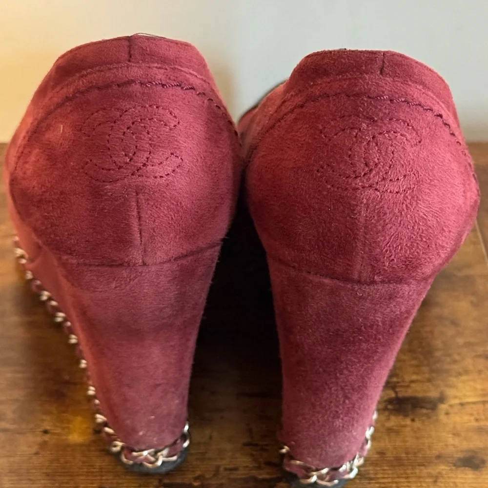 CHANEL Burgundy and Black Suede Cap-Toe Chain-Trim Pumps Size 38 - Picture 5 of 11
